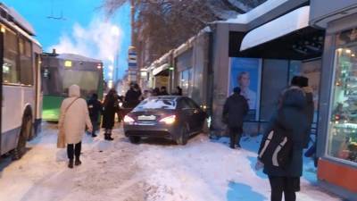 Карл Либкнехт - Автомобиль протаранил остановку в Екатеринбурге - iz.ru - Екатеринбург
