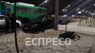 В Киеве произошло ДТП с пострадавшим с участием трех автомобилей, водителя госпитализировали - ru.espreso.tv - Киев