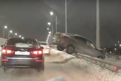В Ярославле иномарка чуть не свалилась с моста - yar.mk.ru - Ярославль