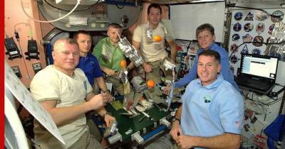 Космонавт рассказал, почему россияне и американцы делятся едой на МКС - profile.ru