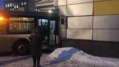 В Электростали автобус врезался в кинотеатр, пострадали четыре человека - mir24.tv - Московская обл.