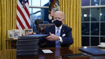 Дональд Трамп - Джо Байден - Байден приступил к работе: США возвращаются в ВОЗ и Парижское соглашение - ru.euronews.com - США - Франция