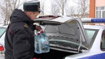 Когда выручить больше некому. В Лидском районе участковый инспектор возит воду местным жителям - grodnonews.by - район Лидский