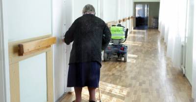 С начала пандемии Covid-19 заболели 4000 клиентов социальных центров, умерли 146 - rus.delfi.lv