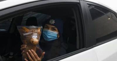 Плюшевые помощники патрульных: в Харькове копы начали выезжать на вызовы с мягкими игрушками - tsn.ua - Львов - Харьков