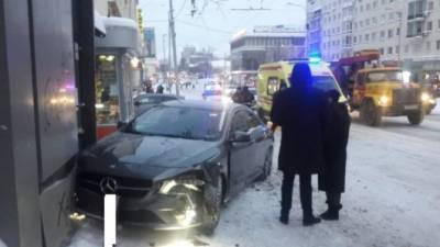 Карл Либкнехт - В Екатеринбурге автомобиль врезался в остановку - usedcars.ru - Екатеринбург