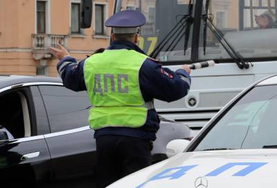 Двух сотрудников ГИБДД задержали в Петербурге за взятку - abnews.ru - Санкт-Петербург