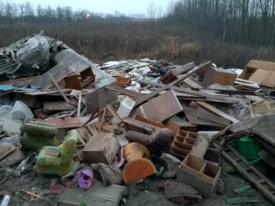 В Петербурге чиновники не нашли причин убрать свалку рядом с захоронением участников ВОВ - znak.com - Санкт-Петербург
