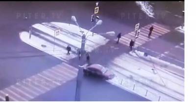 На перекрестке Димитрова и Будапештской машина снесла столб и уехала с места ДТП - piter.tv
