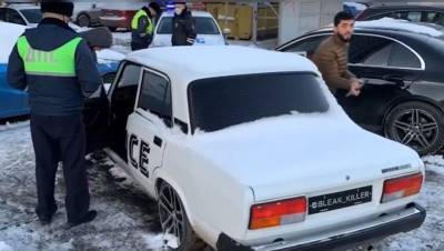 Полицейские задержали блогера, катавшегося на капоте "ВАЗа" в центре Петербурга - dp.ru - Ленинградская обл. - Санкт-Петербург