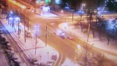 Массовое столкновение автомобилей на Гражданском проспекте попало на видео - piter.tv
