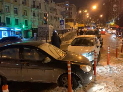 В Киеве из-за прорыва трубы столкнулось пять легковушек и военный ЗИЛ - news.bigmir.net - Киев