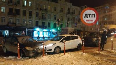 Из-за прорванной трубы: в центре Киева произошла масштабная авария с 6 машинами – фото - 24tv.ua - Киев