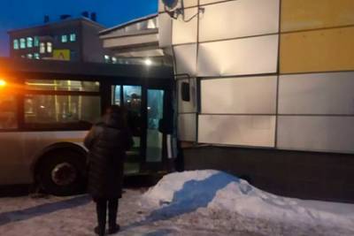 В российском городе автобус врезался в здание кинотеатра - lenta.ru - Московская обл.