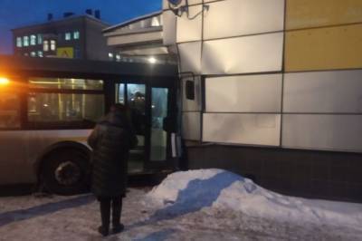 Врезавшийся в здание кинотеатра водитель рассказал, что автобус занесло - aif.ru