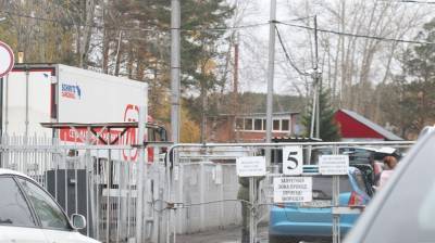 Родители школьников из Томска, которые учатся в Северске, жалуются на отказ в пропусках - tv2.today - Томск - Северск