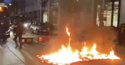 Джо Байден - В штате Вашингтон прошли беспорядки: протестующие жгли флаги США и крушили магазины (фото, видео) - focus.ua - США - штат Вашингтон - Сиэтл