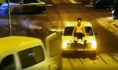 В Петербурге поймали парня, катавшегося в один трусах на капоте авто, изображая куклу - znak.com - Ленинградская обл. - Санкт-Петербург