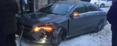 В Екатеринбурге автомобиль врезался в остановку и задел девушку - runews24.ru - Екатеринбург