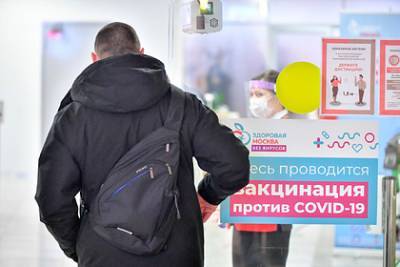 Евгений Тимаков - Инфекционист назвал сроки защиты после разных вакцин от коронавируса - lenta.ru - Москва