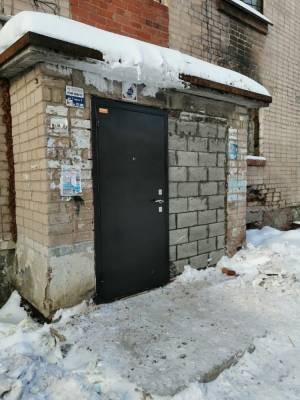 Наталья Мамаева - Ремонт закончен? Власти Чебаркуля поставили входную дверь в обледеневшем общежитии - znak.com - Челябинская обл.