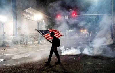 Дональд Трамп - Джо Байден - В Портленде против Байдена прошел митинг: активисты напали на полицию (ВИДЕО) - vedomosti-ua.com - США - Украина - Portland