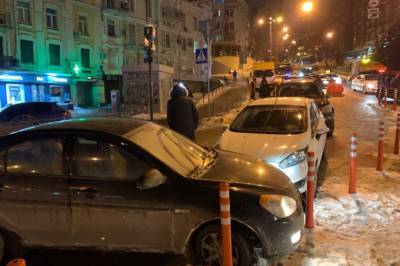 В Киеве из-за порыва водопровода на дороге образовался каток: Машины шли на таран - vkcyprus.com - Киев