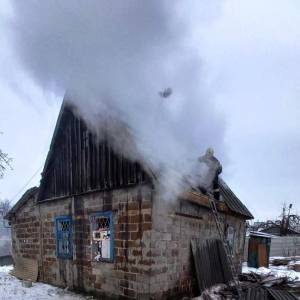 В Днепровском районе Запорожья загорелся жилой дом. Фото - reporter-ua.com - Запорожская обл. - Запорожье - Гсчс