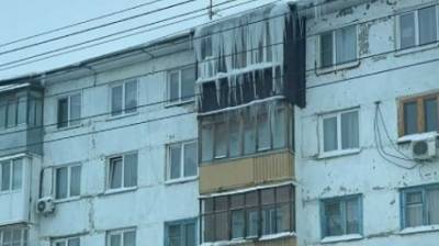 Глас народа | Сосульки вместо жалюзи: в Пензе балкон скрылся за наледью - penzainform.ru - Пенза