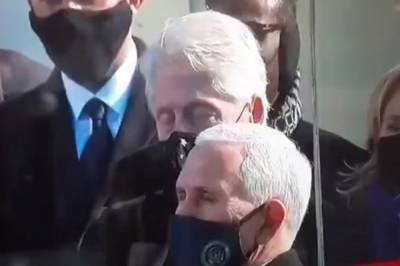 Хиллари Клинтон - Майк Пенс - Джордж Буш - Джо Байден - Байден говорит – Клинтон дремлет: экс-лидер США заснул на инаугурации – курьезное видео - 24tv.ua - США - New York