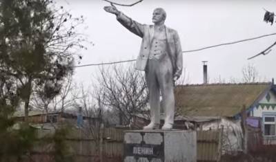 На Одесчине решили судьбу самого стойкого памятника Ленину: кадры происходящего - odessa.politeka.net - Одесская обл. - район Болградский