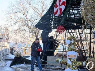 В Одессе прощаются с новогодним убранством и демонтируют елки (фото) - odessa-life.od.ua - Одесса