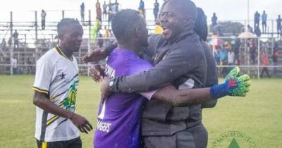 Дикость из Африки: футбольный тренер помочился на ворота соперника и заработал "бан" (видео) - tsn.ua - Замбия