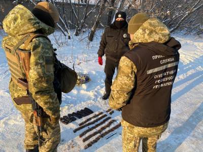 Пакет с боеприпасами обнаружили в снегу в Донецкой области: видео - 24tv.ua - Новости - Донецкая обл.