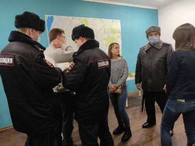 Полиция предостерегла томских активистов выходить на митинг в поддержку Навального - tv2.today - Омск - Томск