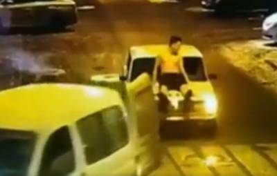 Блогер - Петербургский блогер прокатился полуголым на капоте автомобиля за 500 рублей - neva.today - Санкт-Петербург - Кудрово