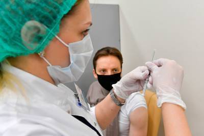 Инфекционист рассказала о ломоте в суставах и ознобе после вакцины от COVID-19 - lenta.ru