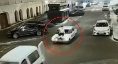 За поездку голым на капоте «Жигулей» петербуржец получил штраф по цене такси до Пулково - abnews.ru - Ленинградская обл. - Санкт-Петербург