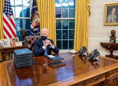 Дональд Трамп - Джозеф Байден - Джо Байден - Куча бумаг, фастфут и бейсболка Трампа: на обложке Time изобразили первый рабочий день Байдена - unn.com.ua - США - Киев