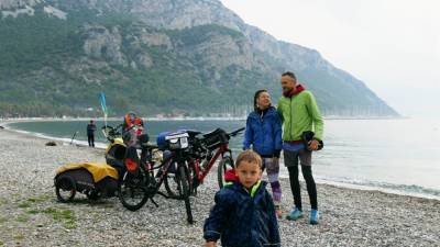 Путешествовать по миру с малышом на велосипедах: секрет успеха "Двухколесных хроник" - 24tv.ua