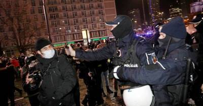 В Польше на "Марше Кобит" произошли столкновения, пострадали 11 женщин (фото, видео) - focus.ua - Польша - Варшава