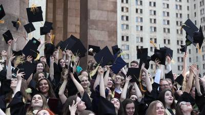 Почти треть россиян оказались не готовы платить за высшее образование - iz.ru - Петербурга - округ Южный