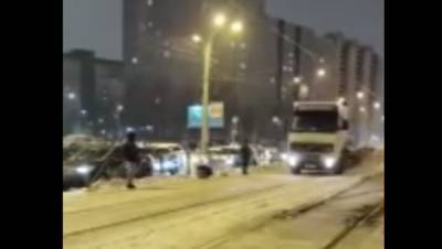Петербуржцев возмутило появление грузовиков на трамвайных путях - dp.ru - Петербурга