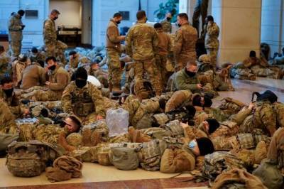 Джо Байден - Тысячи нацгвардейцев США вынуждены отдыхать на стоянках в районе Капитолия - aif.ru - США