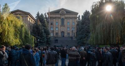 Никола Пашинян - Айк Мамиджанян - Нужно пленных спасать, а не судей выбирать – акция протеста перед парламентом Армении - ru.armeniasputnik.am