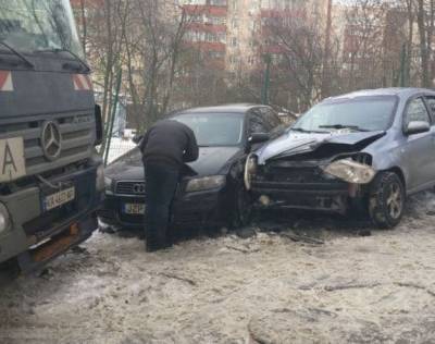 Протаранил 9 машин: В Киеве мусоровоз устроил масштабное ДТП - news.bigmir.net - Киев