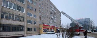 Мужчина погиб после падения с крыши многоэтажки в Великом Новгороде - runews24.ru - Новгород - Великий Новгород