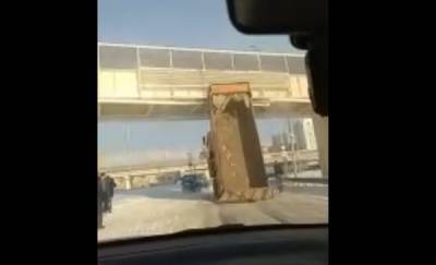 В Тюмени ищут водителя грузовика, который повредил надземный пешеходный переход - news.megatyumen.ru - Тюмень