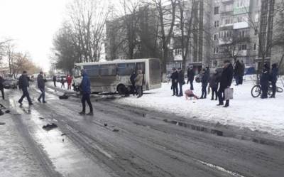 Легковушка влетела в автобус на Львовщине, скорые забирают пострадавших: кадры страшного ДТП - lviv.politeka.net - Львовская обл.