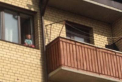 В Ярославле будут судить мать из-за детей, гуляющих по подоконнику - yar.mk.ru - Ярославль